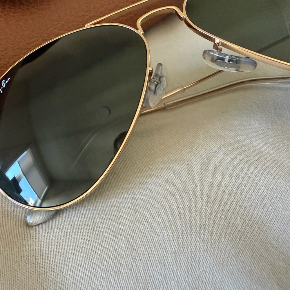 Ray-Ban Gold Frame Aviator Sunglasses 😎 - Picture 4 of 8